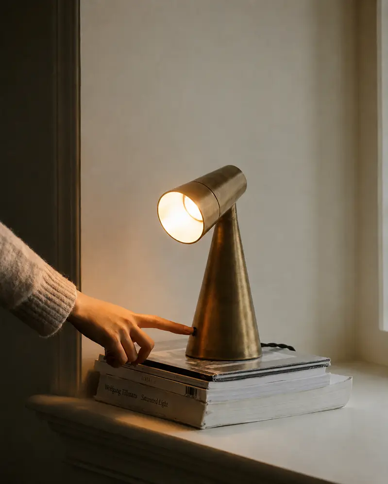 Milieu lamp held to the light